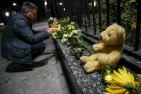 Цветы и игрушки, которые жители Киева принесли к посольству России на Украине в память о погибших пассажирах самолета «Когалымавиа» в Египте