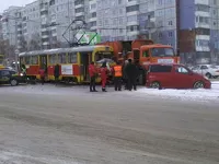 Не вписалась: водительница трамвая протаранила три авто в Барнауле