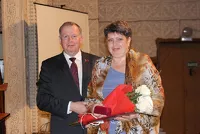 Иван Лоор «сделал вид», что вручает сельским труженикам награды Алтайского Заксобрания