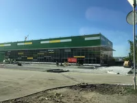 Недостроенный торговый центр в Барнауле украсил себя вывеской McDonald's