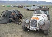 Участники зрелищного ретро-ралли «Пекин – Париж» разбили лагерь в Республике Алтай