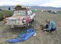 Участники зрелищного ретро-ралли «Пекин – Париж» разбили лагерь в Республике Алтай