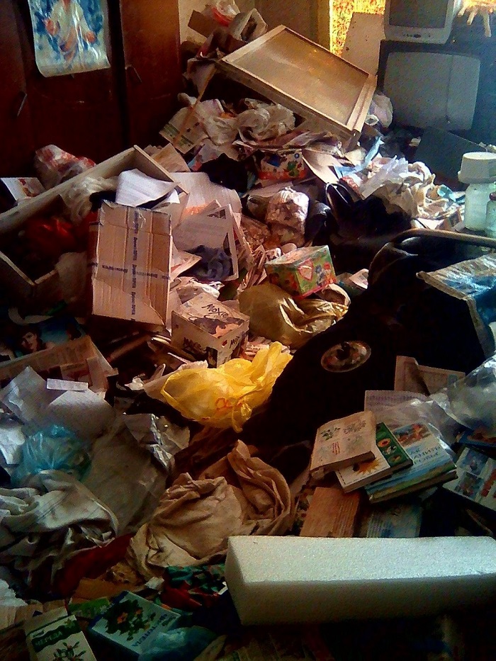 Жители Заринска шесть лет пытаются навести порядок в квартире запасливой соседки