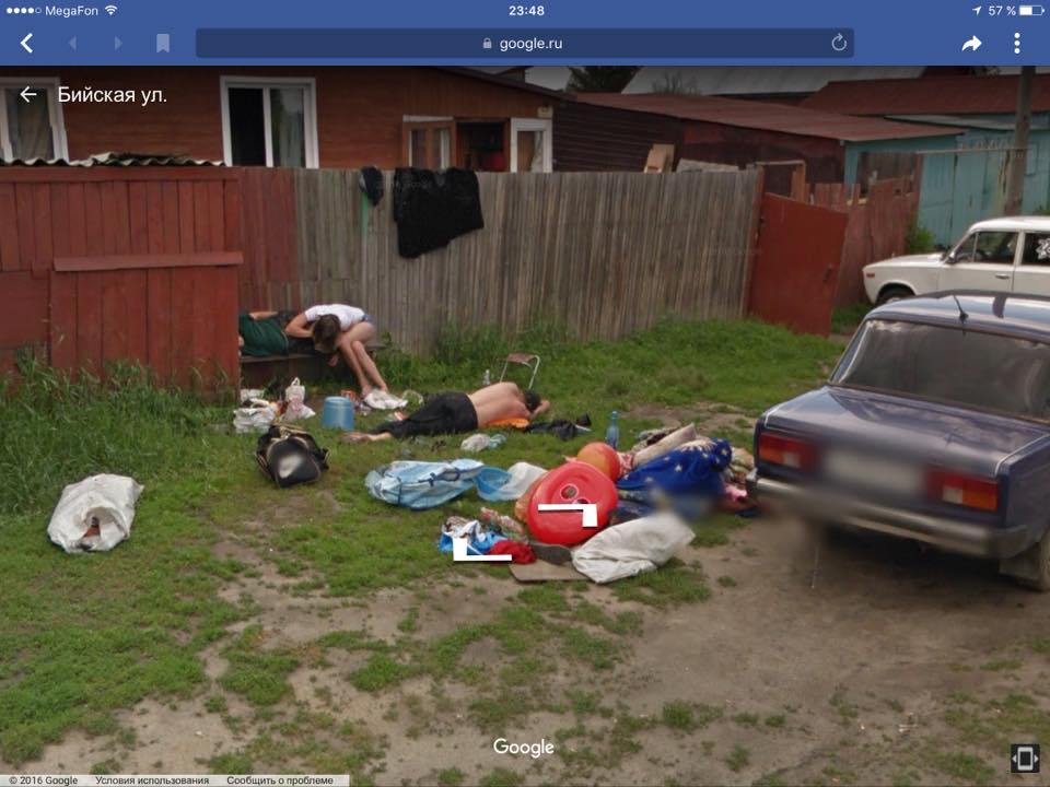 Google «замазал» спящих людей на улице российского города