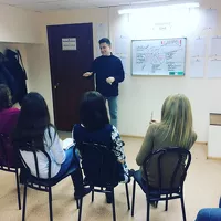 Юрий Мещеряков вводит студенток в курс дела