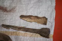 На Алтае обнаружен саркофаг средневекового воина с берестяным орнаментом