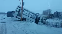 Маршрутный автобус снес остановку в барнаульском поселке