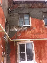 Из-за многолетних бюрократических проволочек в Барнауле обрушился потолок аварийного дома