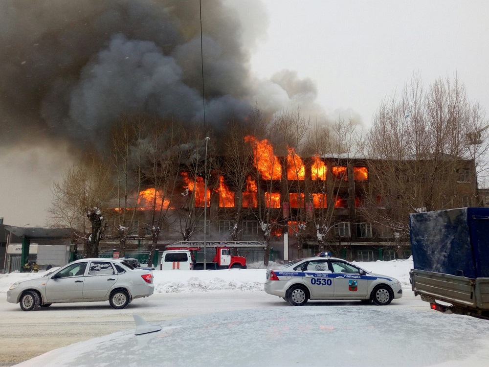 Из-за полыхающего несколько часов завода в Барнауле перекрыли две улицы
