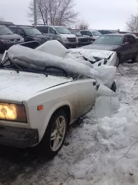 В Бийске упавшая с крыши дома снежная глыба превратила «семерку» в кабриолет