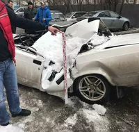 В Бийске упавшая с крыши дома снежная глыба превратила «семерку» в кабриолет