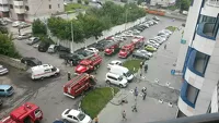 Пожарные автомобили с трудом разместились на узком пятачке