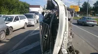 Автомобиль Lexus после массовой аварии