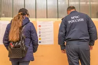 Избиратели перед информационными стендами в Барнауле
