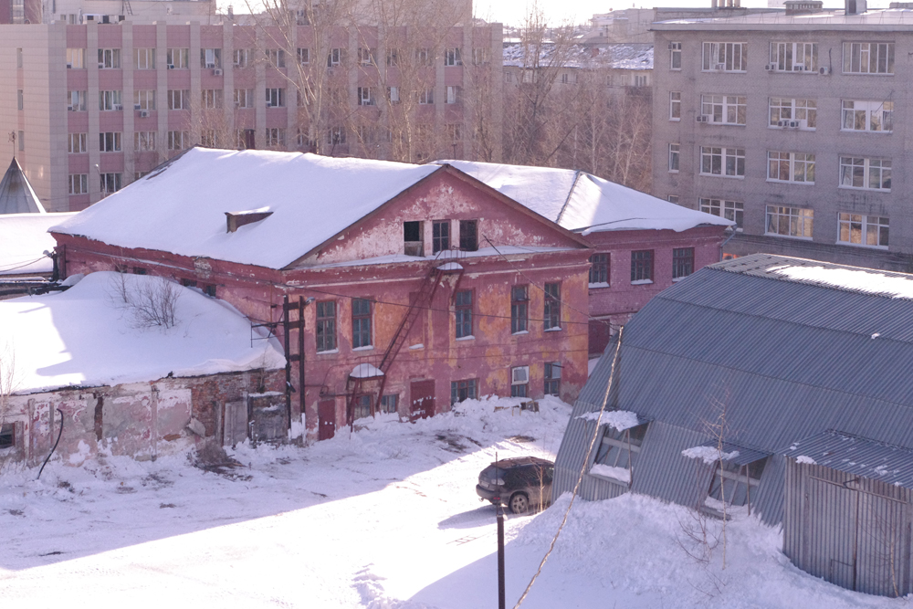 Здания дореволюционного Барнаула оказались стиснуты с разных сторон советскими пристройками