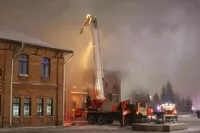 Огнеборцы пытаются спасти здание