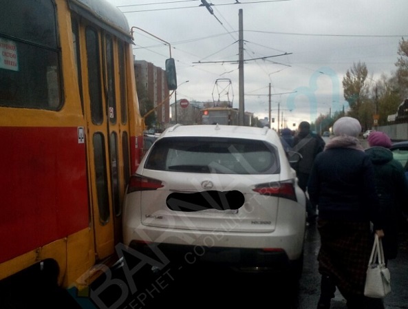 Барнаулец Lexus устроил электротранспортный коллапс Ленинском районе города