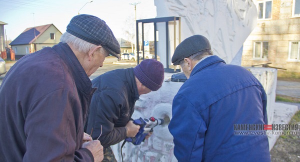 В поисках капсулы времени каменские коммунисты начали крушить городские памятники