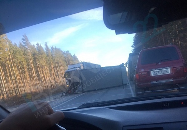 На трассе Барнаул Новосибирск фура перевернулась после столкновения легковым авто