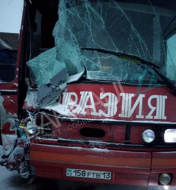 Два пассажирских автобуса столкнулись грузовиком из-за гололеда трассе Алтай Кузбасс