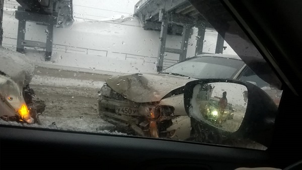На Алтае несколько десятков машин стали жертвами большого скользкого пути