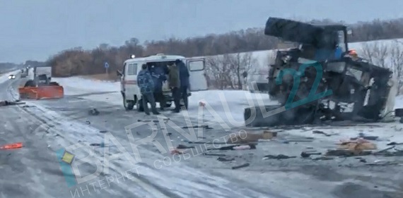 Трактор дорожников разорвало части после столкновения автопоездом алтайской трассе
