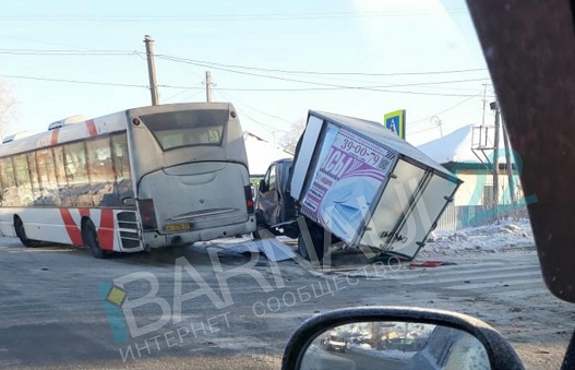 Пассажирский автобус протаранил грузовую ГАЗель ленивом барнаульском перекрестке