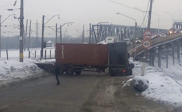 Барнаульцы встали километровые пробки из-за неудачного фуэте фуры Старом мосту