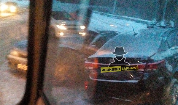 Водитель смял четыре автомобиля время утреннего снегопада Барнауле