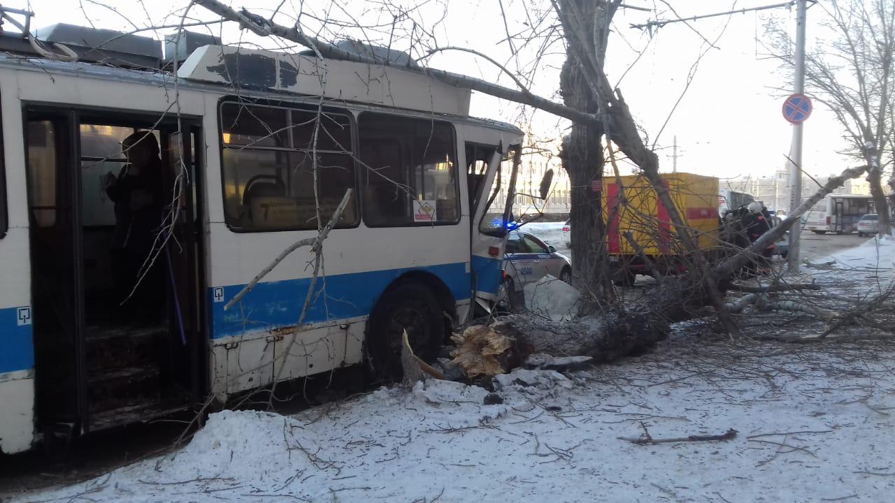 Лихой троллейбус протаранил дерево главном проспекте Барнаула