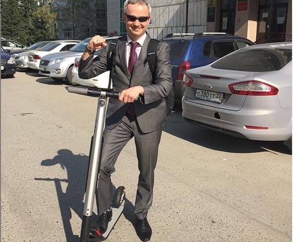 Министр спорта Алтайского края добрался работу экологичном самокате