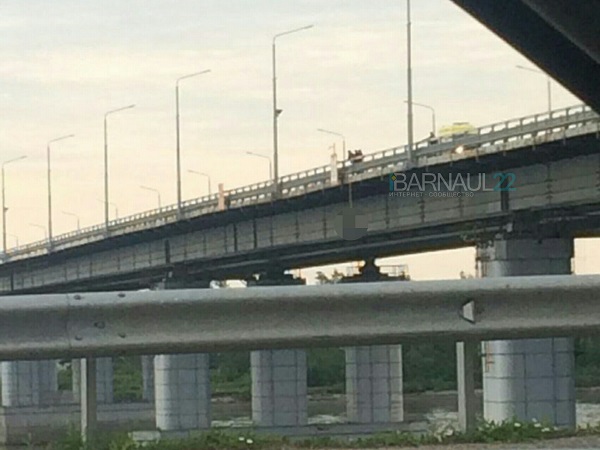 Тело молодой женщины обнаружили висящим Новом мосту Барнауле