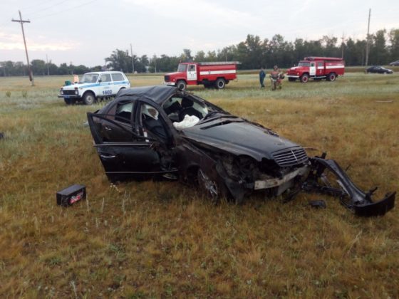 Водитель Mercedes погиб вместе пассажиркой после жуткой аварии Немецком национальном районе