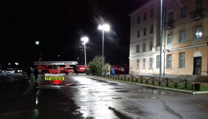 Осыпающееся здание исторической гостиницы Рубцовске серьезно пострадало пожаре