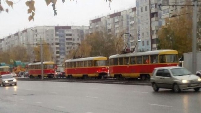 В первый снежный день трамвайные пути Барнаула испытали коллапса из-за ДТП
