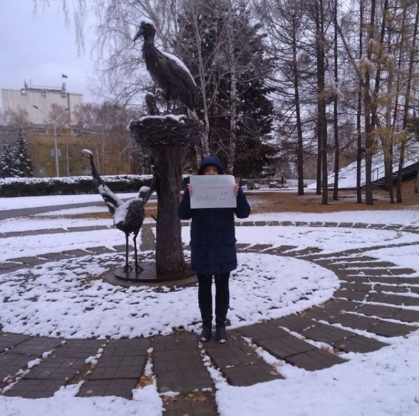 Жительница Барнаула вышла одиночный пикет против уничтожения сквера ради гостиницы