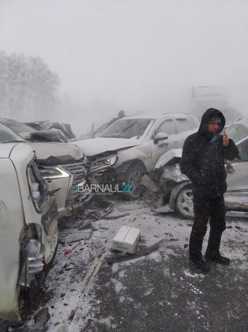 В массовой аварии Павловском алтайской трассе столкнулись более десятка автомобилей обновлено