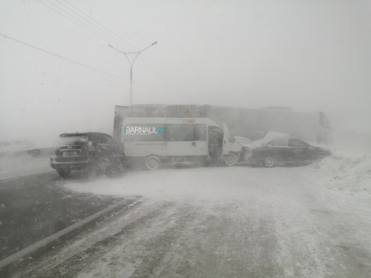 Снежный Апокалипсис спровоцировал массовые и отключения электричества Барнауле обновлено