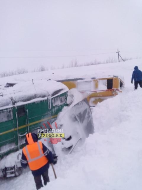 В Алтайском крае разгар бурана сошел рельсов снегоуборочный поезд