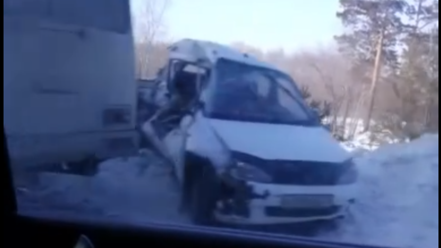 Пассажир отечественной легковушки погиб после с маршрутным автобусом Бийске