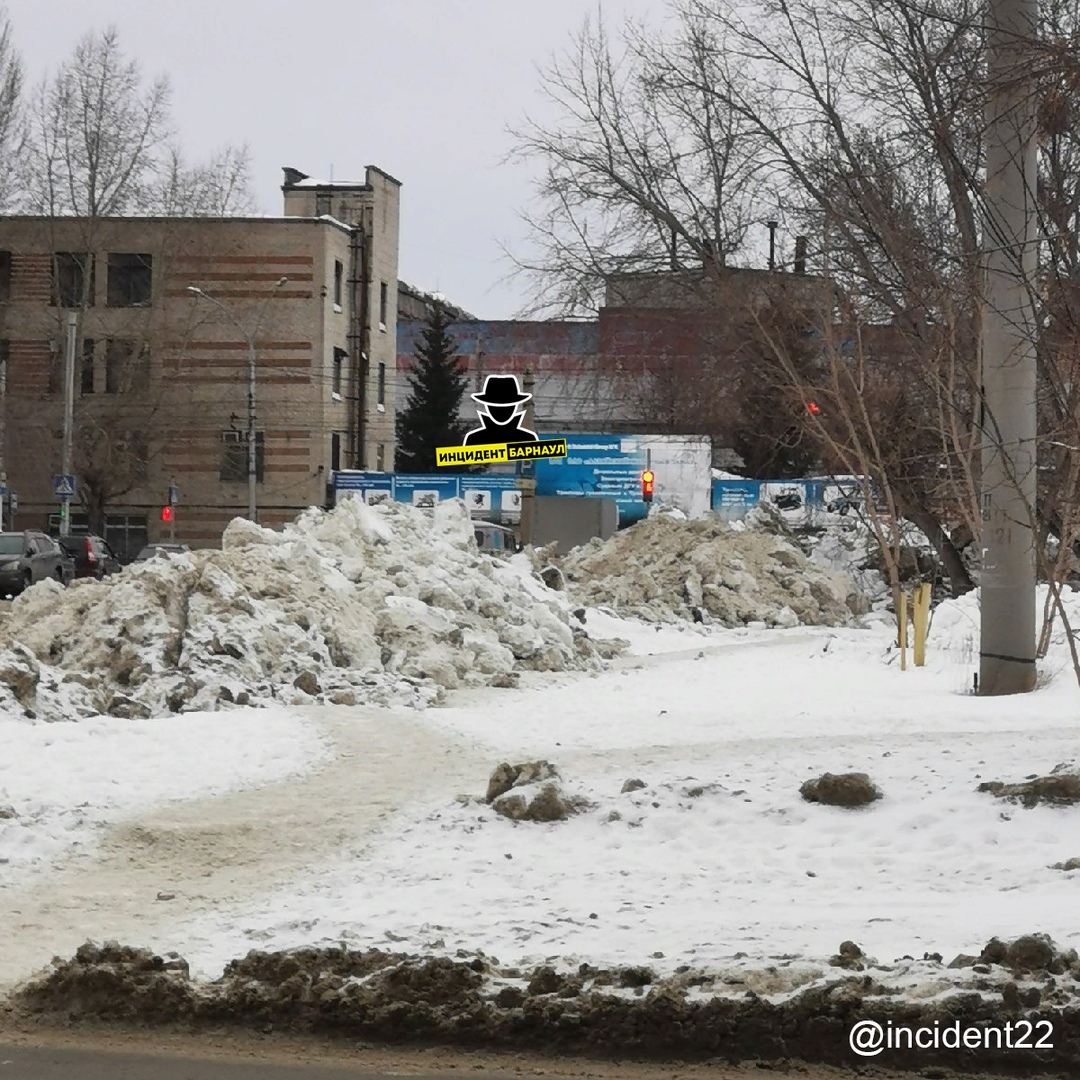 Барнаульцы наткнулись очередную свалку снега посреди благоустроенной аллеи