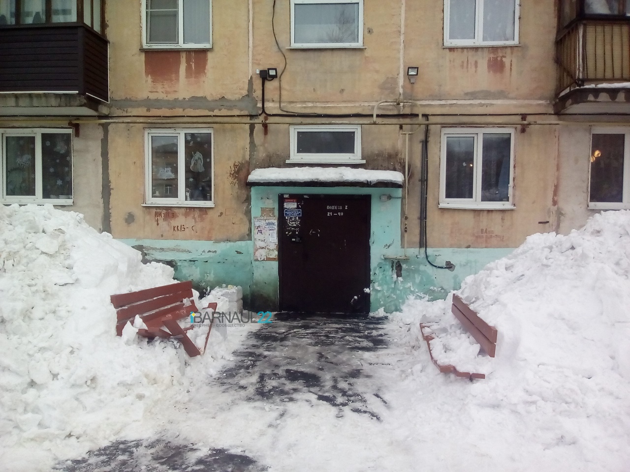 Первая оттепель Алтайском крае обернулась лавинами крыш отключением электричества пробками