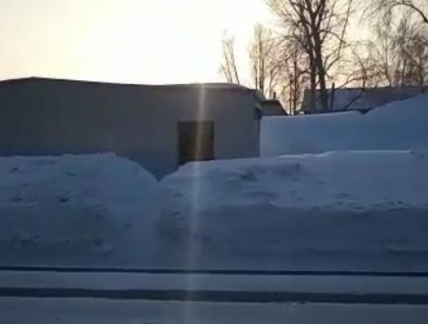 Барнаульские справедливороссы потребовали расчистить снега тропинку жизни поселке Южном