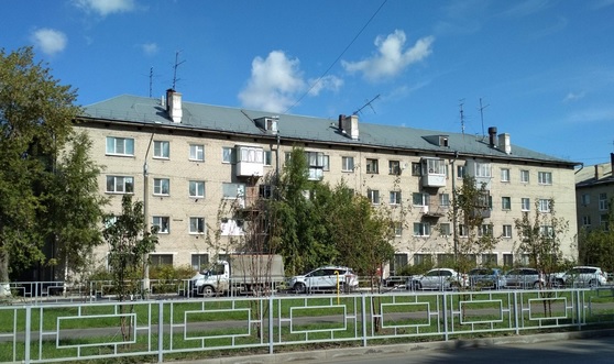 Барнаульская требует жильцов многоэтажки расстеклить балконы ради ремонта фасада
