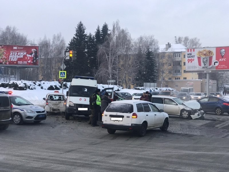 В центре Барнаула произошла массовая авария участием кареты скорой помощи