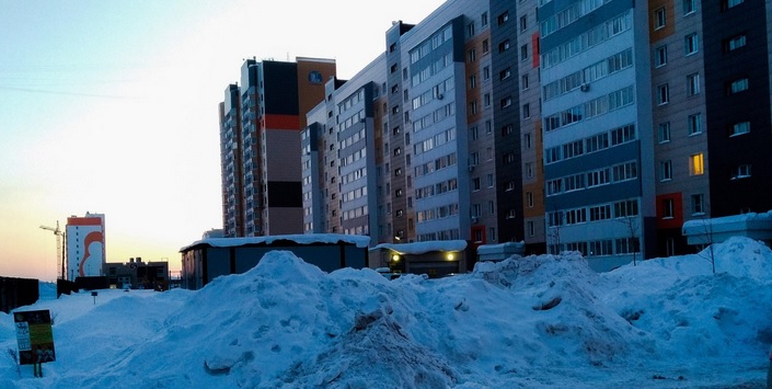Владельцы жилья барнаульской новостройке через требуют 500 тысяч рублей каждому трещины лужи