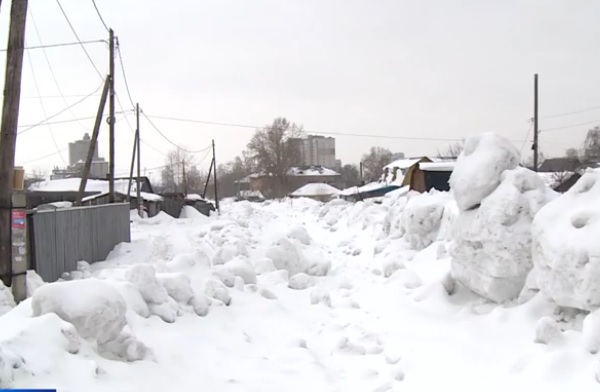 Жители частного сектора Барнауле оказались снежной блокаде из-за споров железнодорожников мэрии