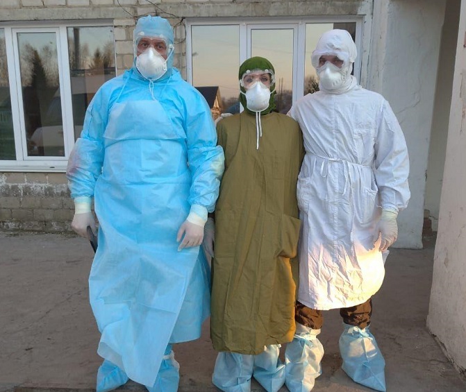 Главврач Змеиногорской больницы ответила критику самодельных защитных костюмов медиков соцсетях