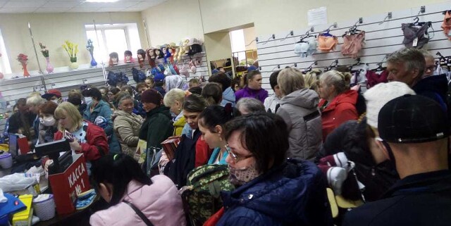 Жители Рубцовска устроили давку магазине одежды из-за объявленных карантин скидок