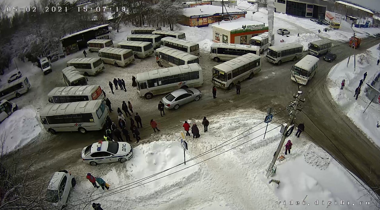 Водители бийских автобусов устроили забастовку из-за расчищенных дорог городе
